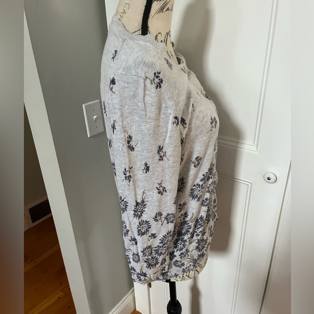 Gap Gray Cardigan with Blue Floral Print. Women's Size: L. - Picture 3 of 10
